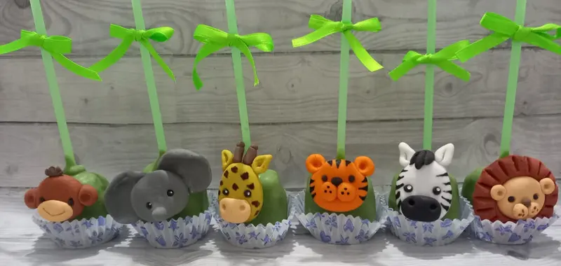 Cakepops. cakepops temáticos de animalitos de la selva con figuras de fondant detalladas