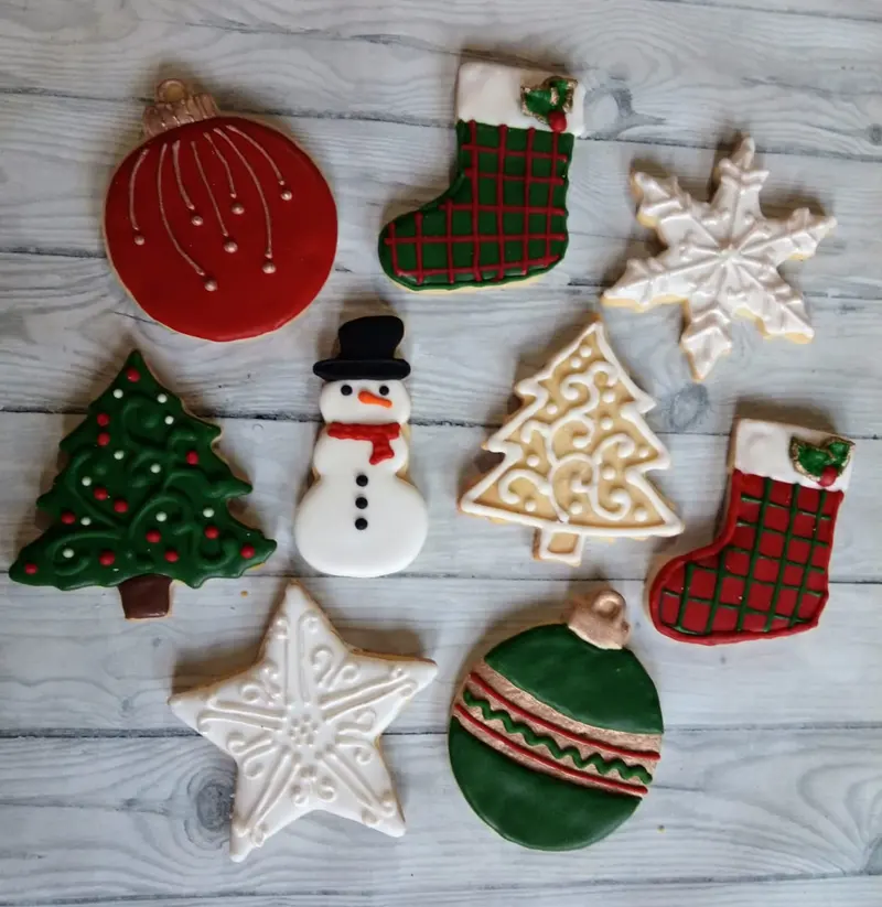 Set de cookies navideñas clásicas: bolita, media, muñeco de nieve, árboles, estrella y copos con glaseado en rojo, verde, blanco y dorado